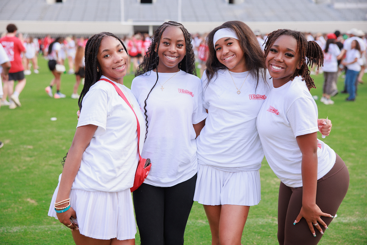 UofAlabama's tweet image. Hey #Bama 👋 We&apos;ve had the time of our lives with you these past few weeks! From #ScriptA to Bama Jam, we hope you had the chance to meet new people &amp;amp; have FUN 🤩 Find yourself in the full photo album 📸 → go.ua.edu/3HH0Vo5