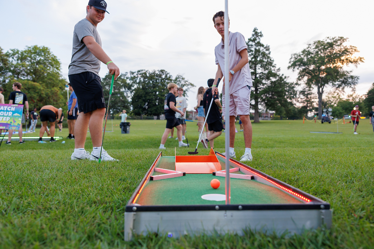 UofAlabama's tweet image. Hey #Bama 👋 We&apos;ve had the time of our lives with you these past few weeks! From #ScriptA to Bama Jam, we hope you had the chance to meet new people &amp;amp; have FUN 🤩 Find yourself in the full photo album 📸 → go.ua.edu/3HH0Vo5