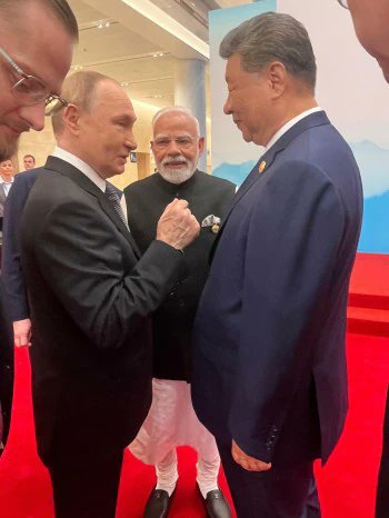 MattBrandiReal's tweet photo. Questa foto sta facendo impazzire gli euroinomani: Putin, Xi Jinping e Modi impegnati in una chiacchierata a Tianjin, al meeting dell’Organizzazione per la Cooperazione di Shanghai.

I presidenti di Russia, Cina e India che dialogano. Che affronto! Come osano snobbarci? Non siamo forse noi il centro del mondo? E dove sono i padroni americani? Perché non lo impediscono? Aiuto!

L'idea che fuori dal manicomio europeo esistano nazioni sovrane che portano avanti i propri interessi toglie il sonno ai servi di Bruxelles. Perché gli schiaffa in faccia (ancora una volta) la realtà: l'UE non conta nulla e il resto del mondo va avanti. Con tassi di crescita che qui sono diventati fantascienza e senza tagliare le proprie radici, anzi, riscoprendole.

In questa foto nessuno dei tre presidenti sta parlando di transizione green, hate speech e fascismo dei gatti neri. Incredibile, eh?

Ma tranquilli, questo è l'anno della ripresa.
Per il culo.