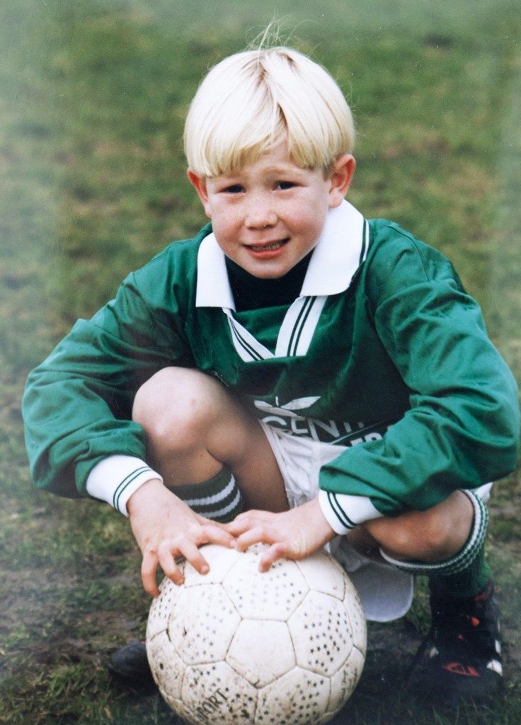 A famous footballer as a kid, who is it? 👀