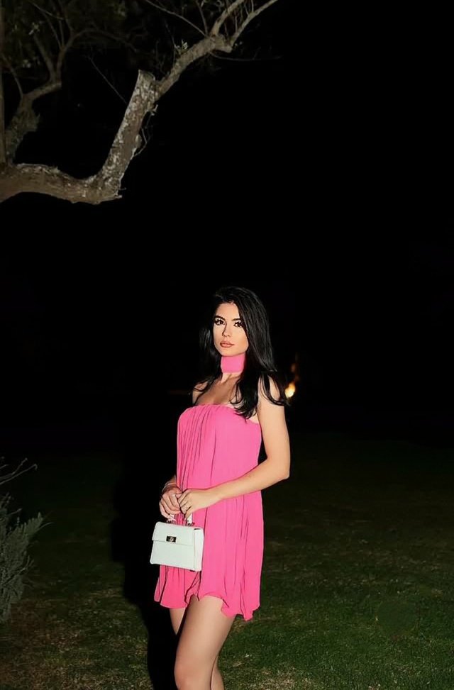 Gece bana dar,
benim içim bahar...