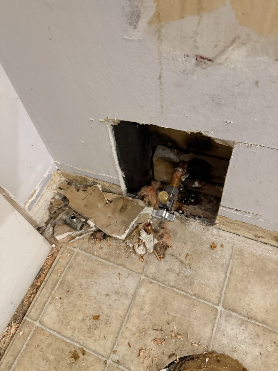 バスルームリノベ5〜7日目

やっぱり
レインシャワーの位置が低い気がするので
確認のためにサイズを測って
簡単なモデリング

4インチ上げてとお願い

目印の線を引いてるけど
ちょっと上になって
4.5インチUP カナダクオリティー😅

カナダのプラマーやエレクトリシャンは
基本そのままで片付けない