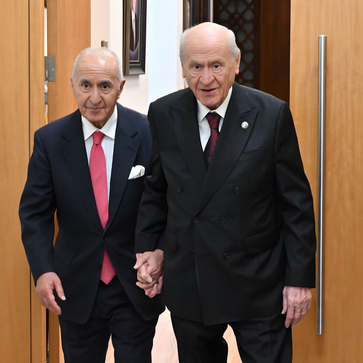 CHP eski Genel Başkanı Hikmet Çetin:

“Ben CHP-MHP koalisyonunun başarılı olacağına inanıyorum.”