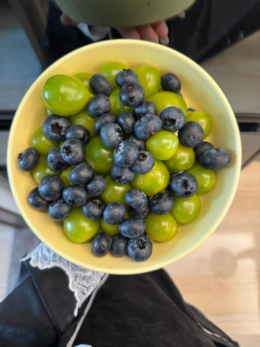 RubyLockhartt's tweet photo. Life is better with fresh fruit in hand  #TropicalGoodness #NaturalSweetness https://t.co/86TTp6gqhO