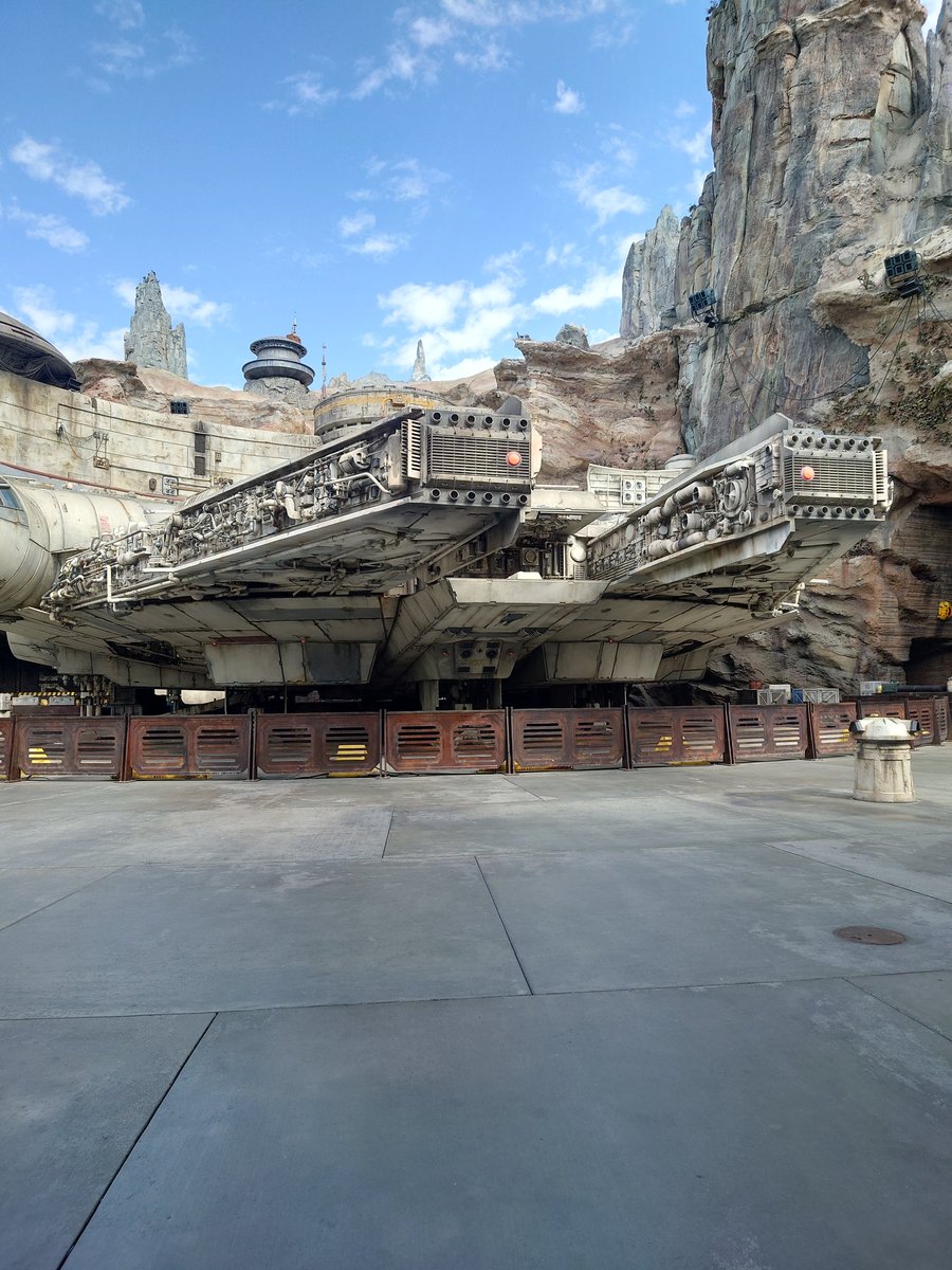 kencha0204's tweet photo. May the Force be with you.

すっごく暑いです🚀☀でも全然並びません。最高です。 https://t.co/CtpQWVhomx