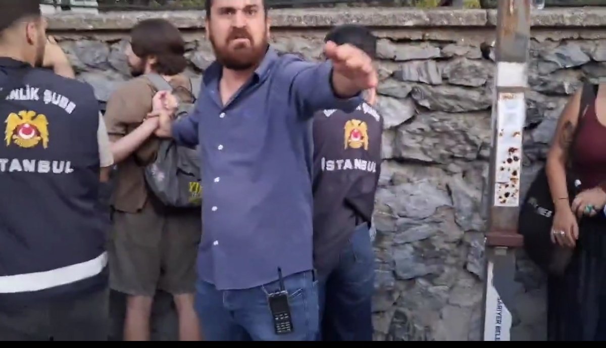 Şunu da ekleyeyim, videodaki polis amiri çocuk istismarcısı ve kadın düşmanı Nureddin Yıldız'ı protesto ettiğimizde de bizi işkenceyle gözaltına almıştı