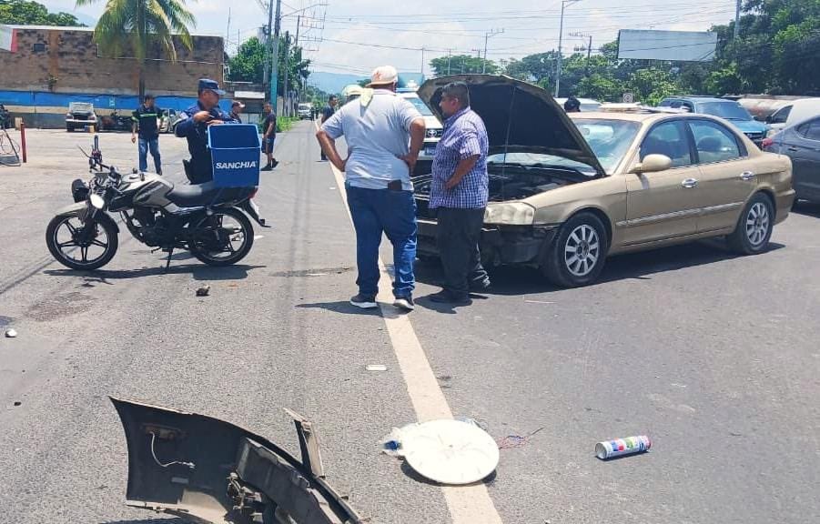⚠ #TráficoSv | Accidente de tránsito en el km 27 de la carretera que de San Salvador conduce a Sonsonate 📍. Un conductor invadió el carril contrario y chocó contra un motociclista.

🚨 Autoridades y equipos de socorro ya atienden la emergencia en la zona.