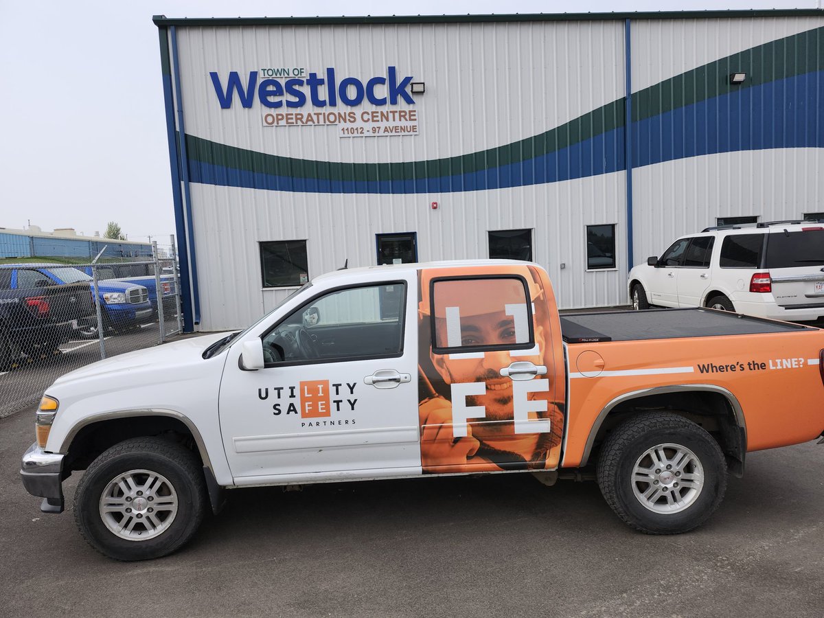 digsafeyeg's tweet photo. Stopped by The Town Office and Operations Center to hand out promotional materials in Weslock ,Alberta.
Thanks for the support from Carmen and Robin . #looklocatelive #SafetyFirst #wherestheline #locate https://t.co/9bwO5FRKjO