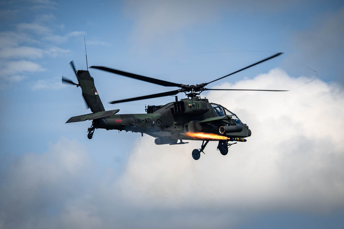 Roberto_yeager's tweet image. Hoy en #Apache&apos;s exóticos...🇮🇩
Un novísimo #McDD(#Boeing) AH-64E #Guardian indonesio lanzando un #Hellfire, durante el ejercicio (#USArmy photo by Pfc. Seu Chan) #AH64E