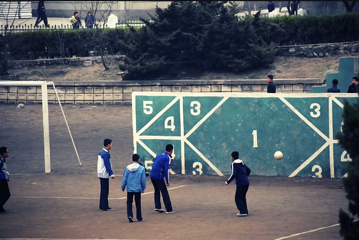 fussballgeekz's tweet image. Football finds a way.

The children of #Pyongyang, 🇰🇵 #DPRK/#NorthKorea hone their shooting skills at the city&apos;s Ryongheung Park.
