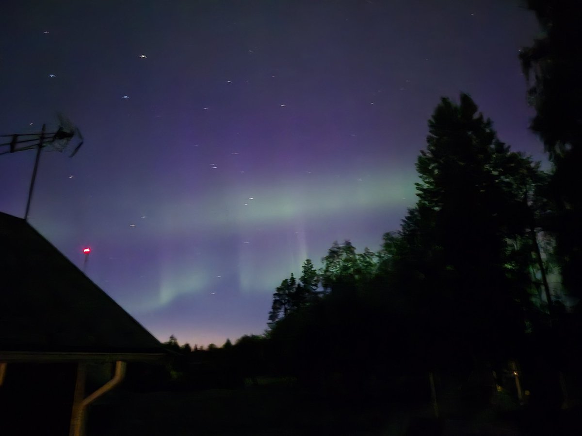 Olipa tänä iltana valoshow perukan taivaalla. Vaikka on revontulia nähnyt niin aina ne on yhtä hienoja (puhelimen yökuva-asetus ollut).