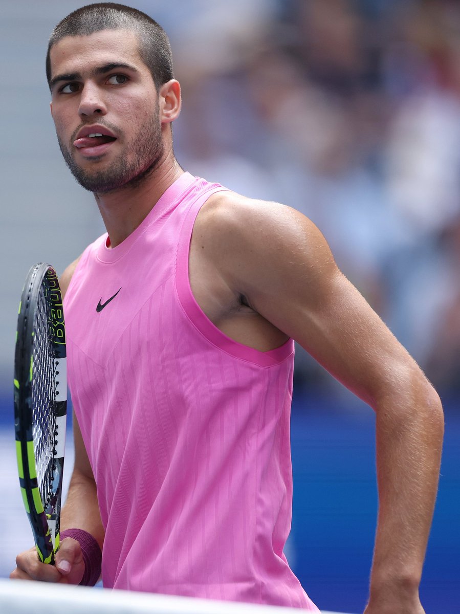 Carlos Alcaraz (n°2) 🇪🇸 se qualifie pour les demi-finales de l'#USOpen !

Tête de série n°2, il élimine Jiri Lehecka (n°21) 🇨🇿 en trois sets 6+4, 6-2, 6-4.

Next ➡️ Taylor Fritz (n°4) 🇺🇸 ou Novak Djokovic (n°7) 🇷🇸.

#USOpen2025

📸 : <a href="/atptour/">ATP Tour</a>