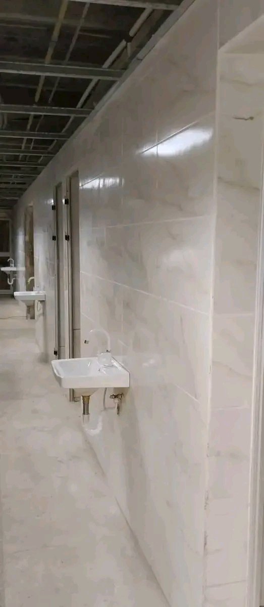 Intensa jornada de trabajo se desarrolla en #Moa, las autoridades del territorio controlan las estrategias de recogida de desechos sólidos en las demarcaciones y la culminación de la sala de hemodiálisis.
#EnMoaPodemos