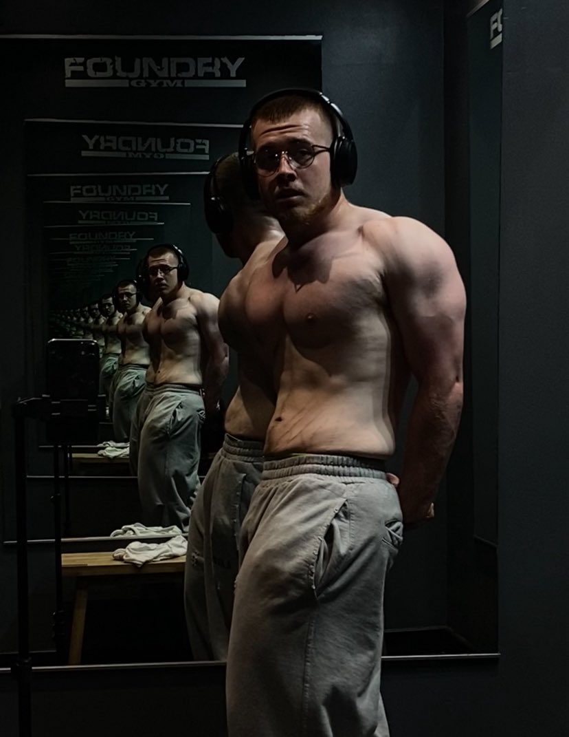 lBroggle tweet media