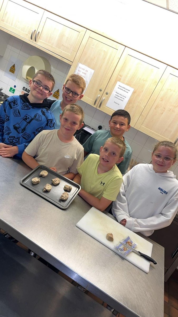 TerminalOneYC's tweet image. Cupcakes and cookies at our Coatshill Youth Club. 🧁🍪 Delicious! 😋