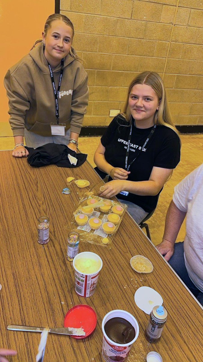 TerminalOneYC's tweet image. Cupcakes and cookies at our Coatshill Youth Club. 🧁🍪 Delicious! 😋