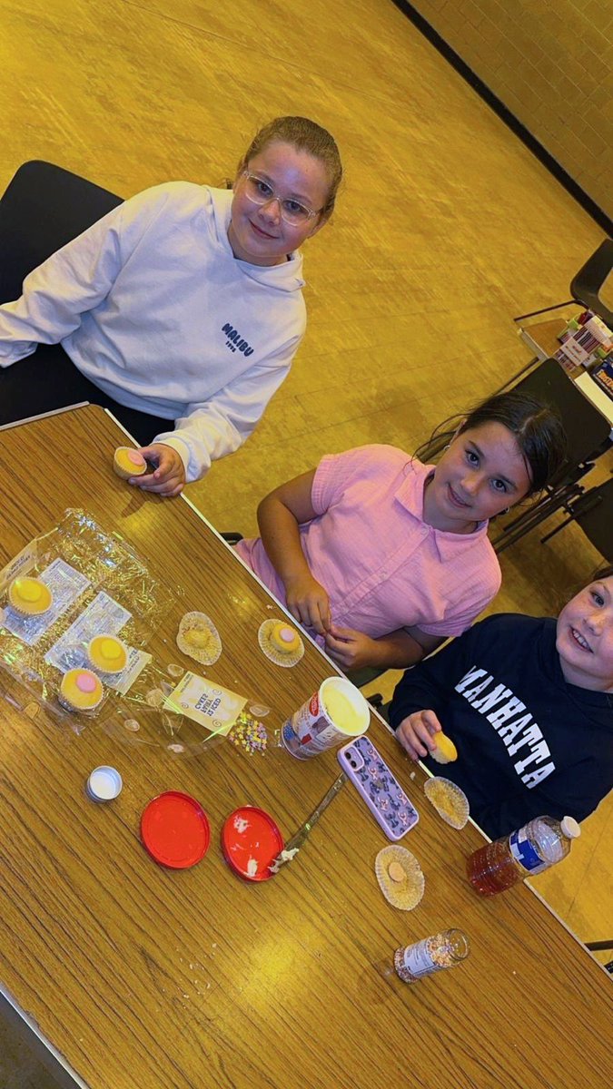 TerminalOneYC's tweet image. Cupcakes and cookies at our Coatshill Youth Club. 🧁🍪 Delicious! 😋