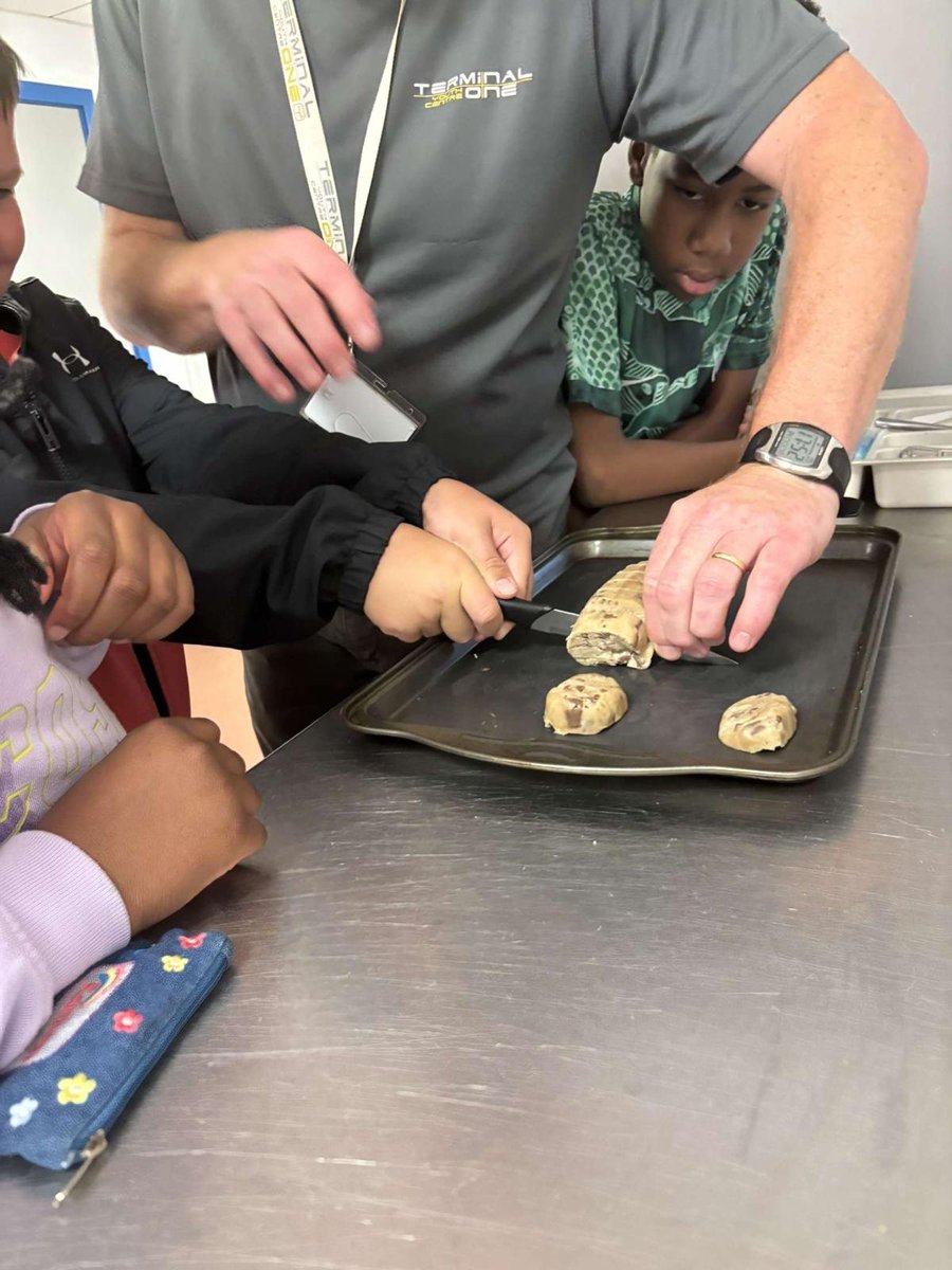TerminalOneYC's tweet image. More cupcake and cookie creations at our Hillhouse Youth Club! 🧁🍪😋
