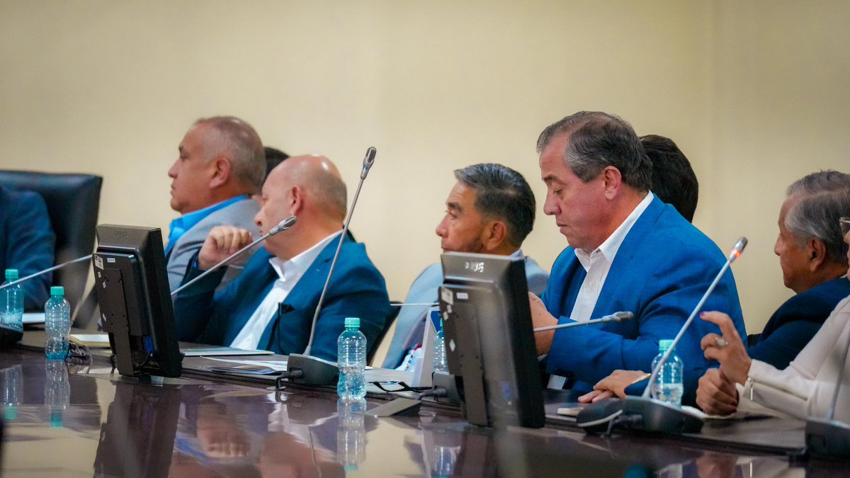 #Quito | El ministro <a href="/RobertoLuqueN/">Roberto Luque</a> junto con los ministros de <a href="/MinGobiernoEc/">Ministerio de Gobierno Ecuador</a>, <a href="/MinInteriorEc/">Ministerio del Interior Ecuador 🇪🇨</a>, <a href="/DefensaEc/">Ministerio de Defensa Nacional del Ecuador</a>, y <a href="/ANT_ECUADOR/">ANT Ecuador</a> participó en la mesa de seguridad para trazar acciones que fortalezcan la seguridad vial. 🚔🚙🚚

El Gobierno del Nuevo Ecuador mantiene un diálogo directo