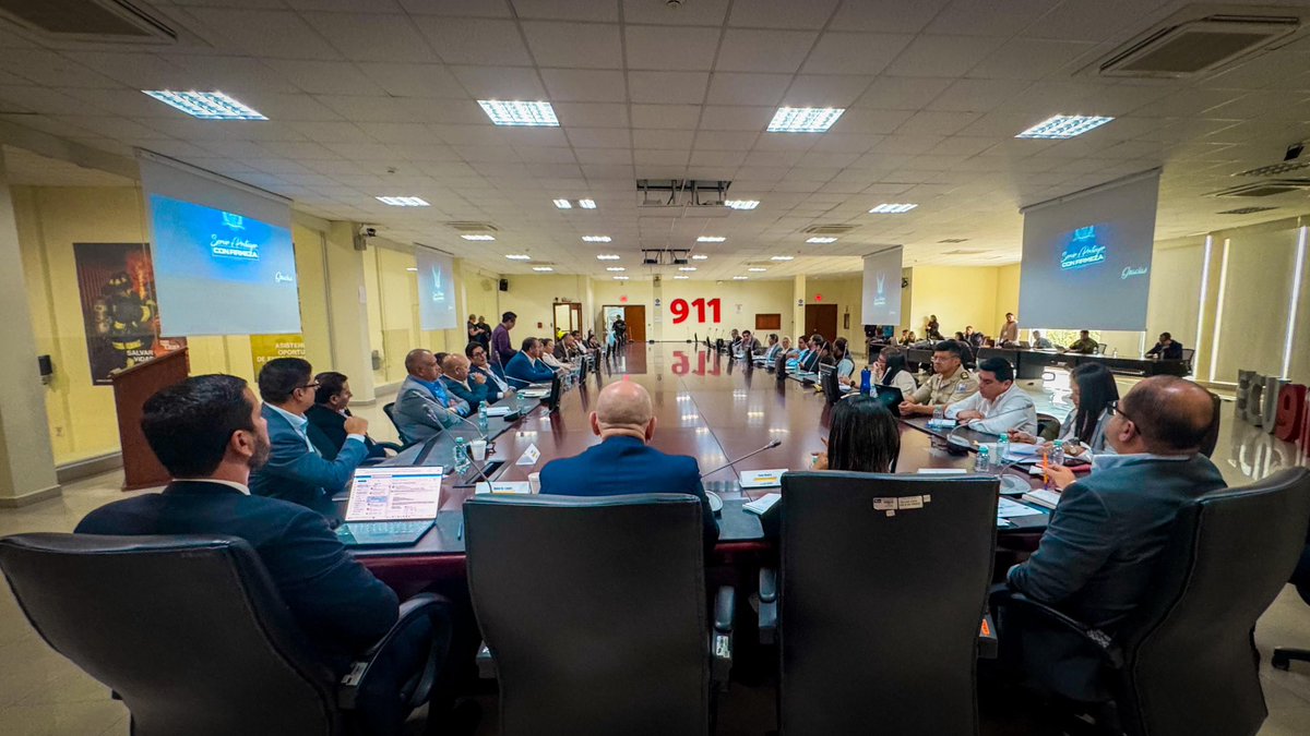 MIT_Ecuador's tweet photo. #Quito | El ministro @RobertoLuqueN junto con los ministros de @MinGobiernoEc, @MinInteriorEc, @DefensaEc, y @ANT_ECUADOR participó en la mesa de seguridad para trazar acciones que fortalezcan la seguridad vial. 🚔🚙🚚

El Gobierno del Nuevo Ecuador mantiene un diálogo directo con el gremio transportista, reafirmando el compromiso con quienes movilizan al país. 

#ElNuevoEcuadorDefiende