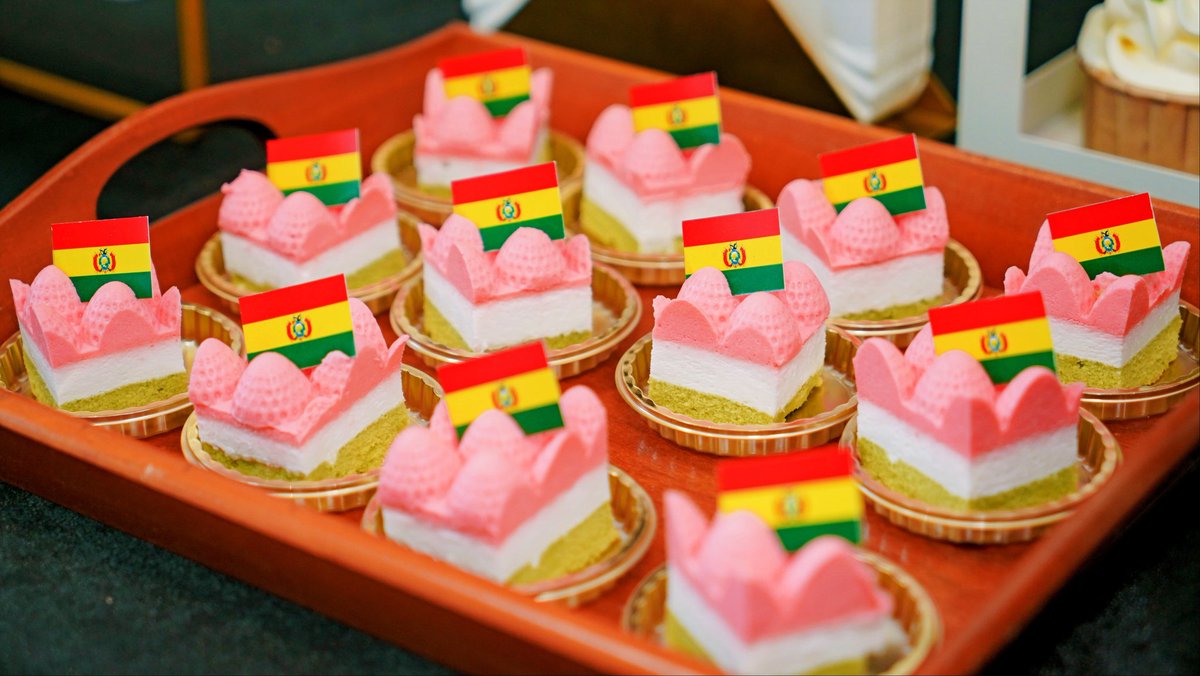 Desde Guanzhou también celebramos el Bicentenario de Bolivia y el 40 Aniversario del establecimiento de relaciones diplomáticas entre Bolivia y China! 🇧🇴🇧🇴 🤝🇨🇳🇨🇳
#BoliviaYChinaAmigosPorSiempre