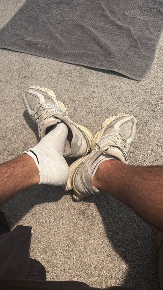 MASTERCADE1's tweet image. Making a video blowing in these white Nike socks. Dm me for the vid losers.