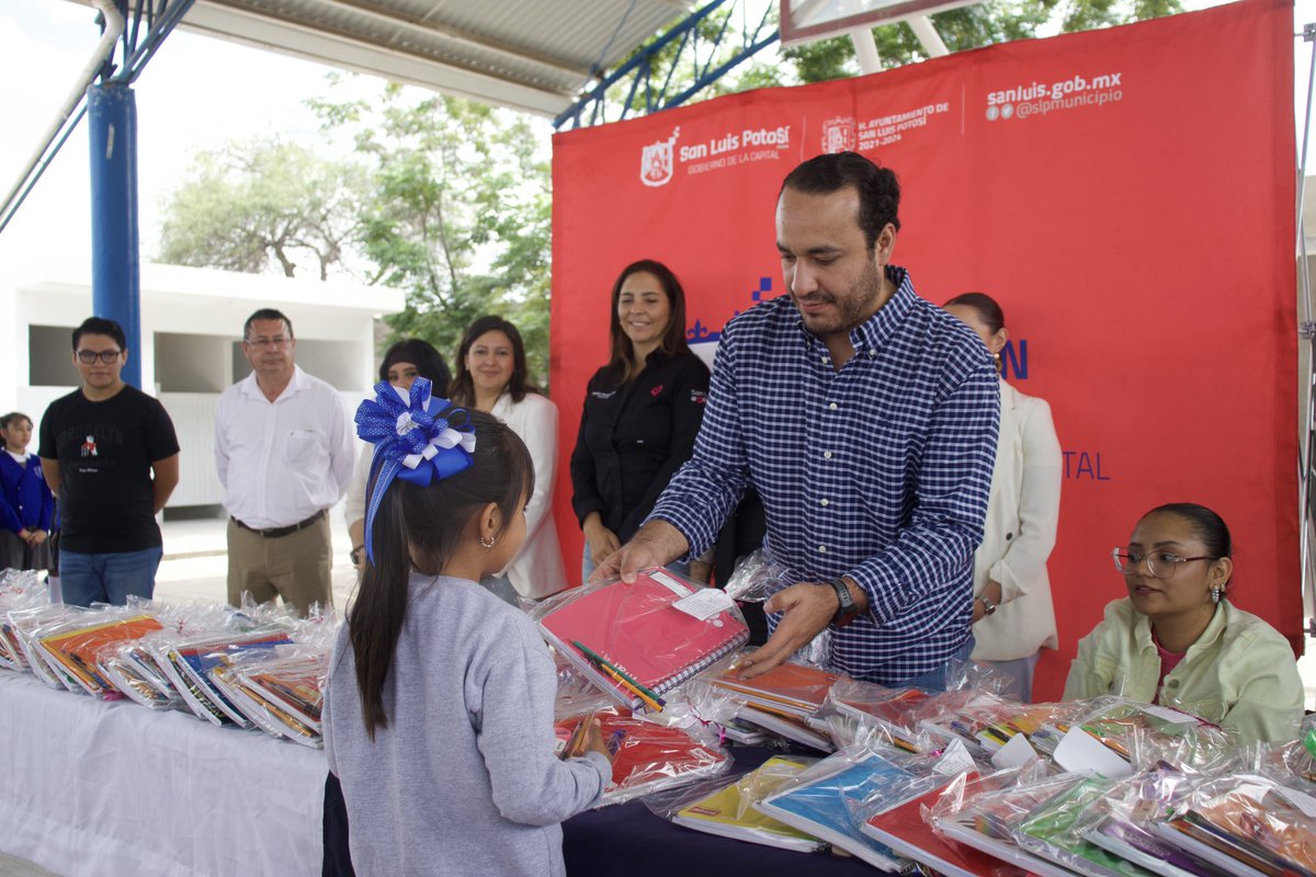 🎒 Hoy entregamos kits de útiles escolares a alumnas y alumnos de la Escuela Primaria Francisco González Bocanegra, gracias al esfuerzo del Consejo Municipal de la Juventud, que convocó a los jóvenes de la capital a solidarizarse con las y los estudiantes de La Pila.
<a href="/EF_Galindo/">Enrique Galindo C</a>