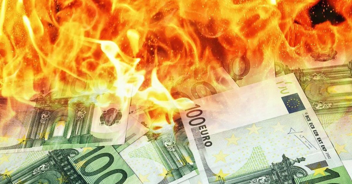 🔴💸 ALERTE : Le MEDEF a financé son université d’été avec l’argent public du contribuable pour un coût de… 250 000€ !

"De nombreux organismes d’Etat avaient généreusement et discrètement financé l’événement." (Le Canard Enchaîné)

AFUERA! Carton rouge 🟥