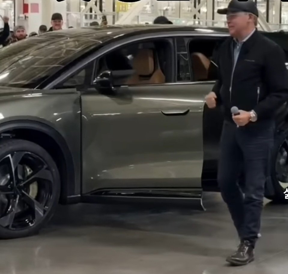 #lcid #lucid
Elon Musk, who poured money into Tesla, dedicated his life to mass-producing Tesla. But Lucid doesn't have anyone like that.   It's full of thieves who steal  money from the foolish PIF. Gravity Show was a fraud.
This is how the market is currently evaluating Lucid.