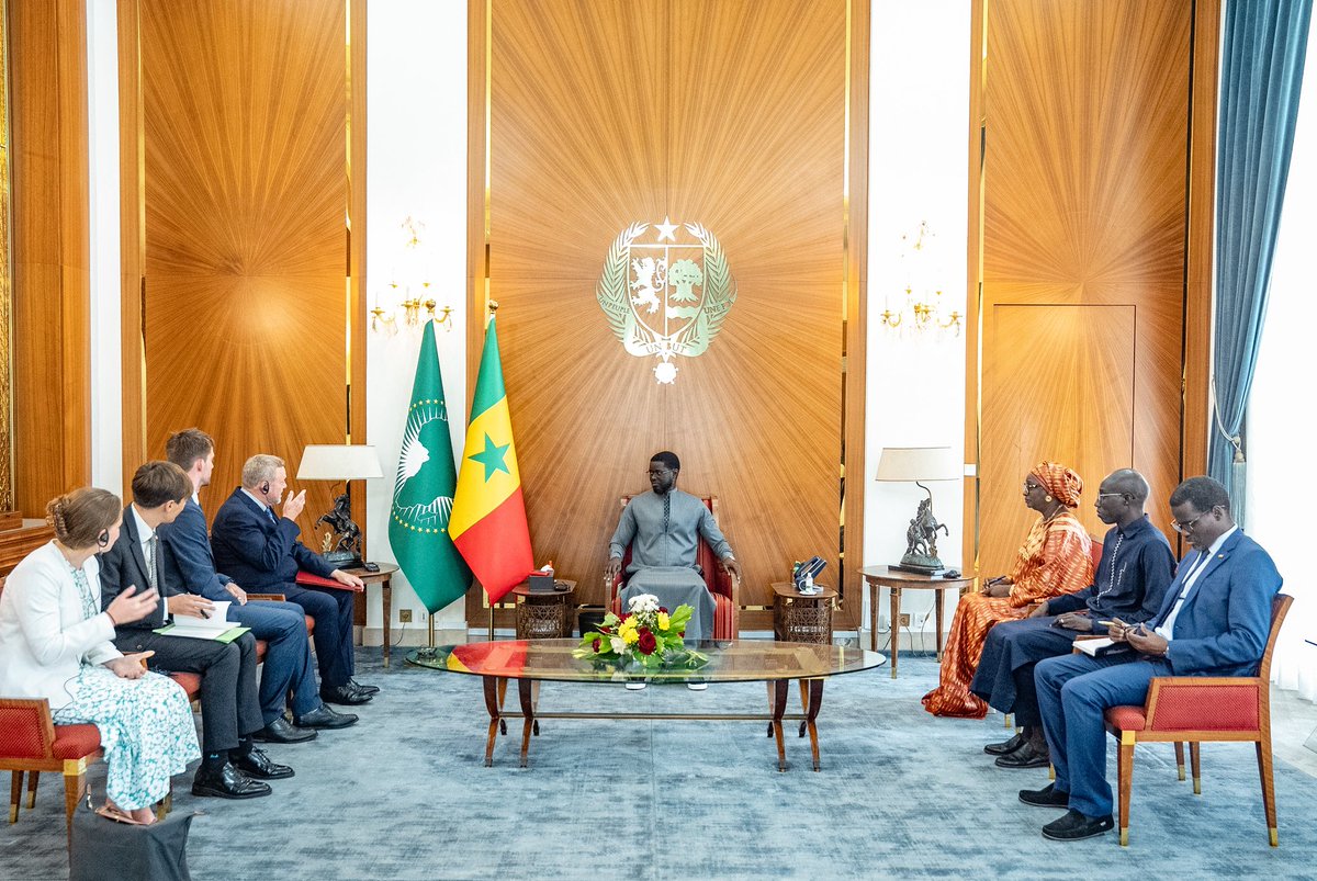 Le Président <a href="/PR_Diomaye/">Bassirou Diomaye Faye</a> a reçu cet après-midi Lord Collins, ministre britannique en charge de l’Afrique, en marge du Forum africain sur les systèmes alimentaires.

Le Royaume-Uni réaffirme son engagement pour des échanges commerciaux et une coopération bénéfique avec le Sénégal.