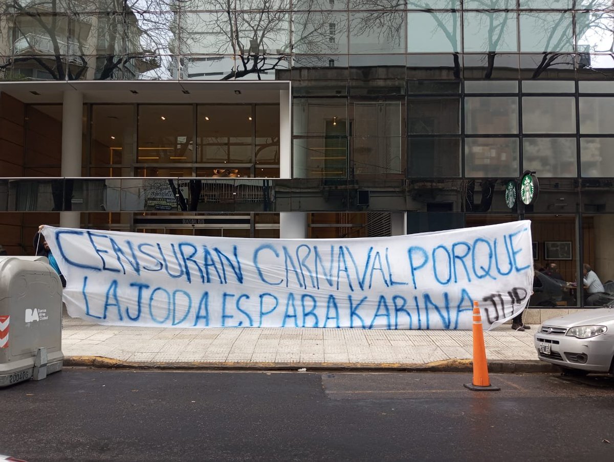 KJJJASJDA la bandera que colgaron los pibes de la JUP en la puerta de CARNAVAL

100% basados 🚬🚬🚬