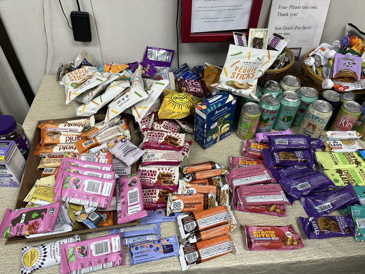 boskitotqm's tweet photo. shoutout to my doctors office for their free healthy snack bar 🙏   I get at least one bag full of stuff 😭 https://t.co/1dbbQv68I5