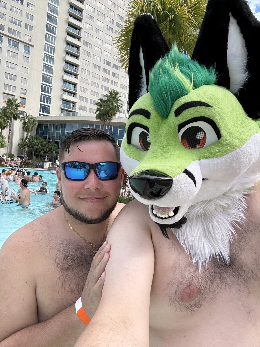 I was a fox in the pool this weekend 🏖️