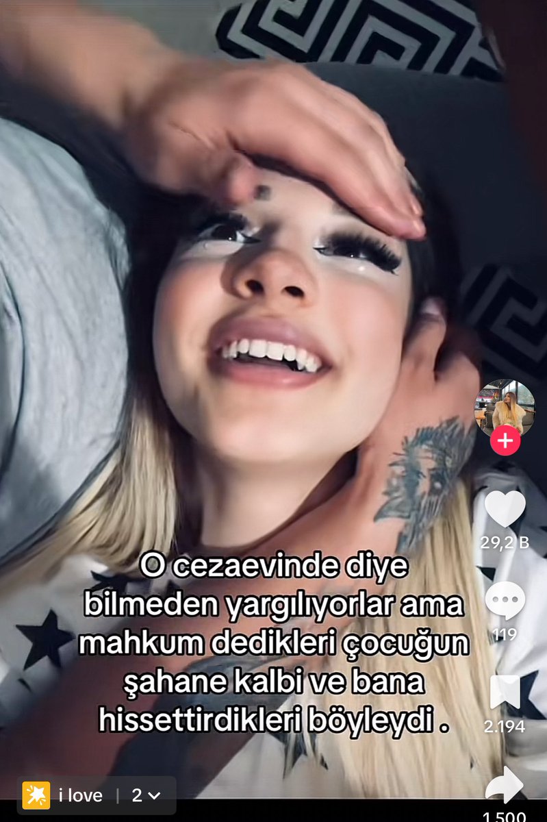 beyzipsg's tweet image. Twitter’da insanlar küçük bir fanusun içinde yaşıyorlar. “Serseri erkekler aşağılanmalıdır, gençler özeniyor.” diyorum. E aşağılıyoruz ya diyorlar. 

Aynen aşağılanıyor. Bu ülkenin gerçeği TikTok’tur. Yorumlara bakın, bir tane olumsuz yorum göremezsiniz.