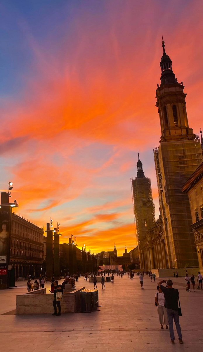 El atardecer de hoy en Zaragoza. 🤗🔥 #Zaragoza #dstylezgz
