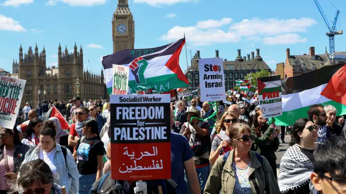 سفير سابق لـ"الكيان" في أمريكا يكشف مخاوفه من تحوّلات المجتمع الأمريكي..

كتب زلمان شوفال مقالا في "معاريف" اليوم بعنوان:

"اليسار التقدمي ضد اليهود: معاداة السامية تعود إلى التيار السائد في أمريكا".. نقتبس المقدمة، وفقرة أخرى.

قال في المقدمة:

"معاداة السامية هي جزء من واقع