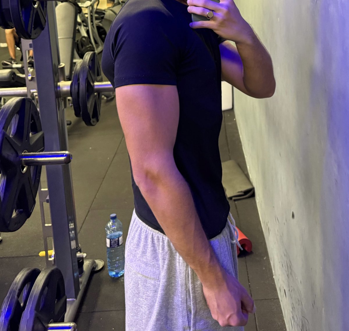 Master14398's tweet image. Very sweaty feet after that gym session 🥵 #feetworshi̇p #malefeet #malefindom #footfetısh #socks #feet #toes