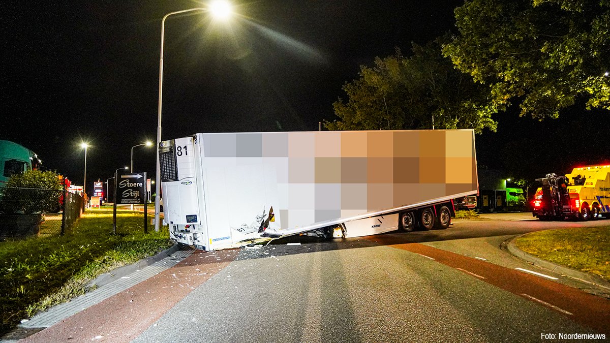 Oplegger schiet los van vrachtwagen in Nieuw-Amsterdam