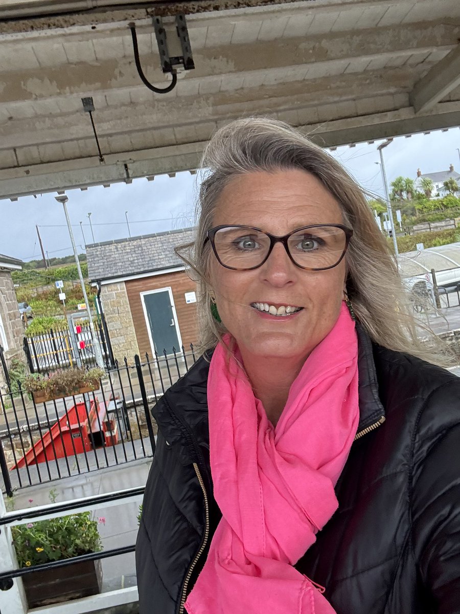 drsarahmoseley's tweet image. In Portsmouth watching a hovercraft launch to the Isle of Wight, and yesterday I’d been reading @LouiseSelby21 post about being there. Such a small world! 
Looking forward to training a fabulous school tomorrow 🙌
#CPDwithPurpose #ReadingForAll #BackInSchools #LiteracyForAll