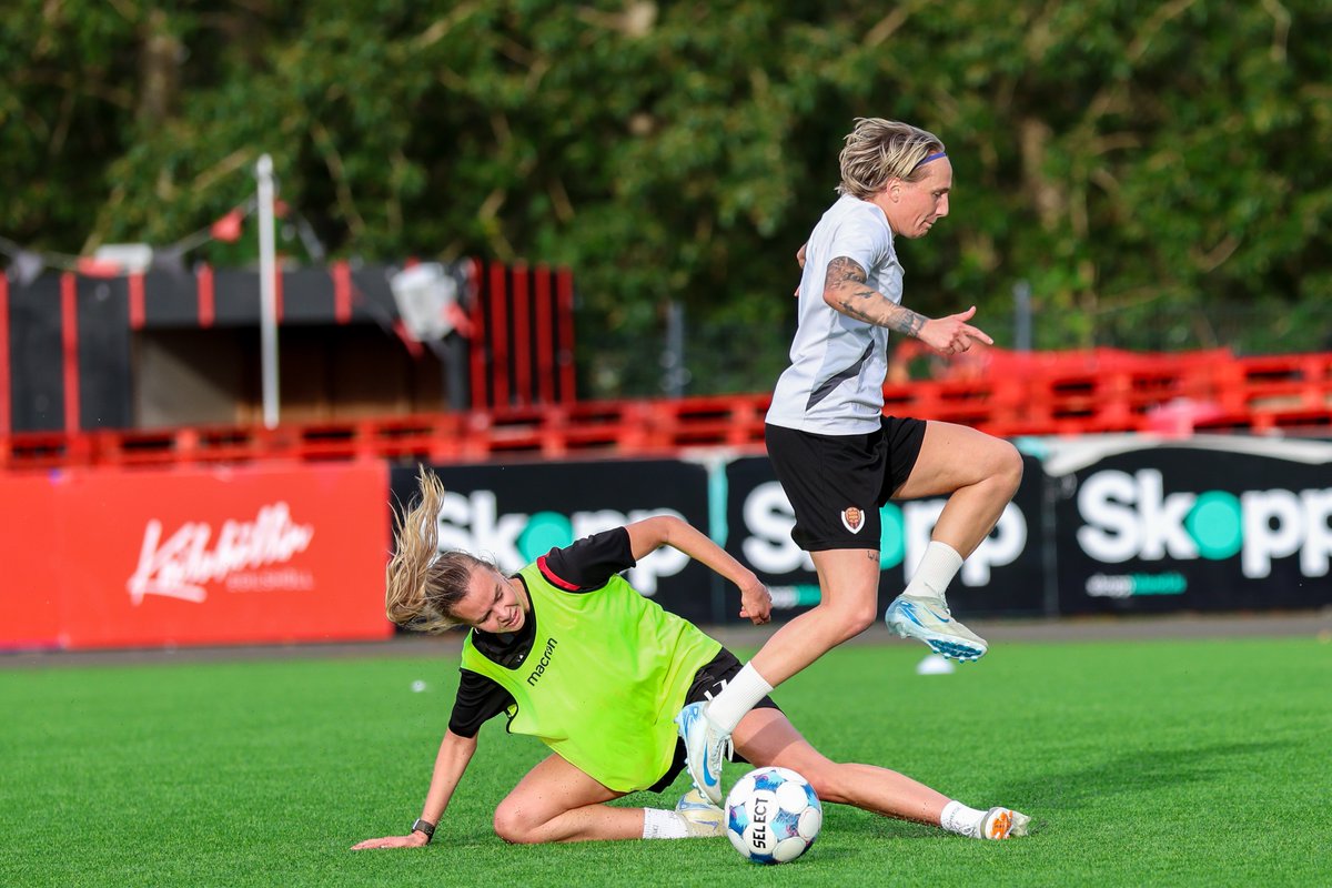 VíkingurTV leit við á MD-2 æfingu hjá stelpunum. Það var góð stemning og tilhlökkun í hópnum fyrir leikinn gegn Val. Hér eru nokkrar myndir en fleiri má sjá hér : haphotos.mediadrive.com/gallery/02.09.…