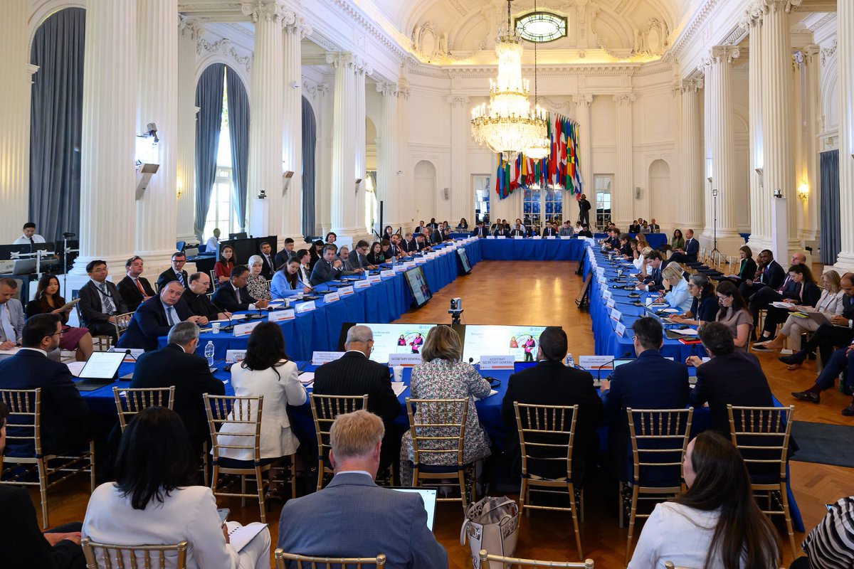 🇱🇻 Chargé d'affaires a.i. Jānis Beķeris joined <a href="/OAS_official/">OAS</a> Secretary General Albert Ramadin and fellow Permanent Observers to discuss cooperation for prosperity in the Americas. Latvia is committed to advancing democratic governance, human rights, and equitable development.