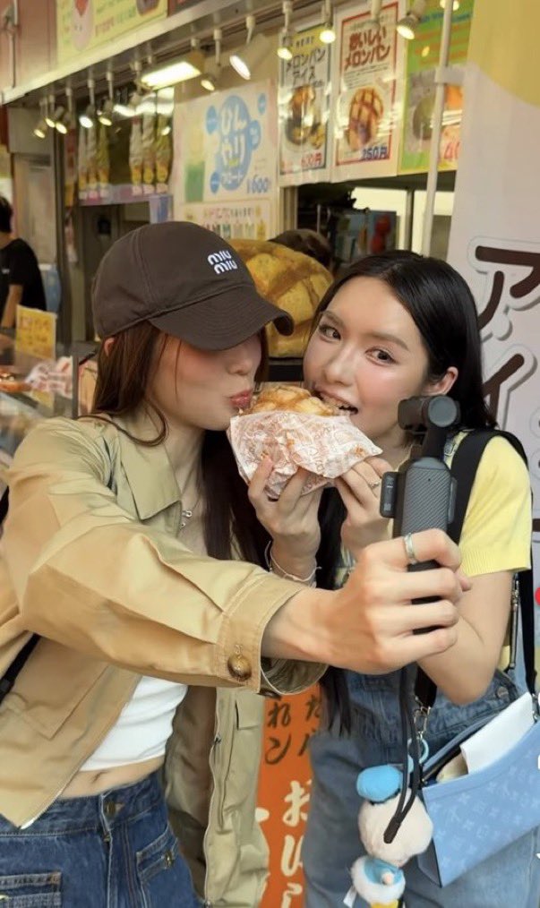 確かに大きなメロンパン🍈です🙄
だけどこんな風に食べる人たちははじめてみました🤣
#ようこそ日本へandalookkaew

ADLK ENDURING LOVE 03
#andaanunta #lookkaewkamollak 
#AndaLookkaew #อันดาลูกแก้ว
#Anunkamol #อนันกมล