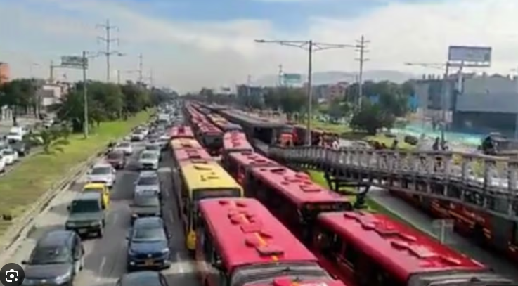 AndrsTrece's tweet photo. ¡Cómo se ven de bonitos los vagones entrando por la Autopista Norte! Con razón esas palabras tan llenas de sentimiento de mi alcalde Ceroluchas.
#Twomimir https://t.co/TvLR8NffsW