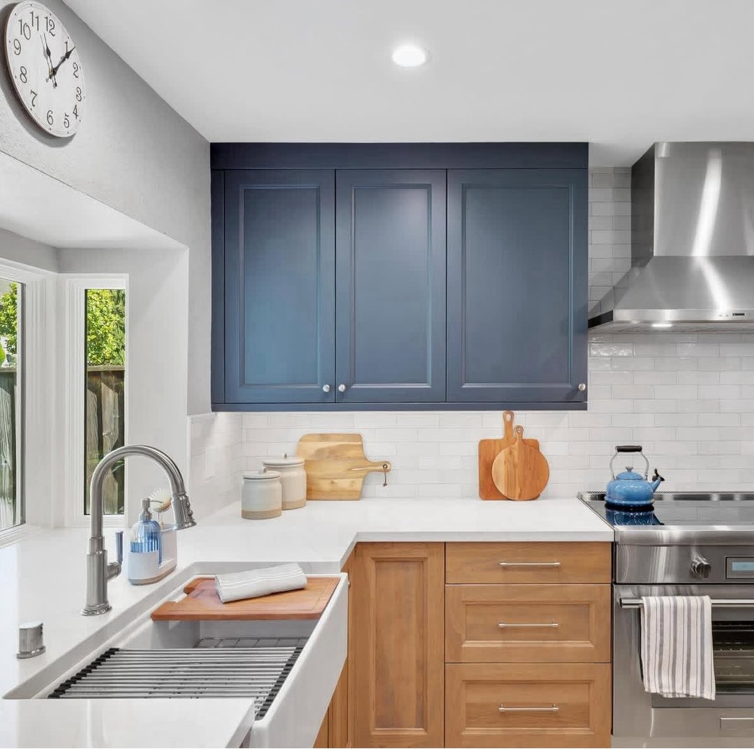 DiscoverZephyr's tweet image. Classic lines. Cool contrast. Quiet power.
The stainless steel hood keeps this space crisp, clean, & ready for anything from weeknight dinners to weekend brunch.
Follow @discoverzephyr for more ways to #PresrvTheMoment ✨
Credit: @woodcliffbuilders
Hood: Siena Pro Wall