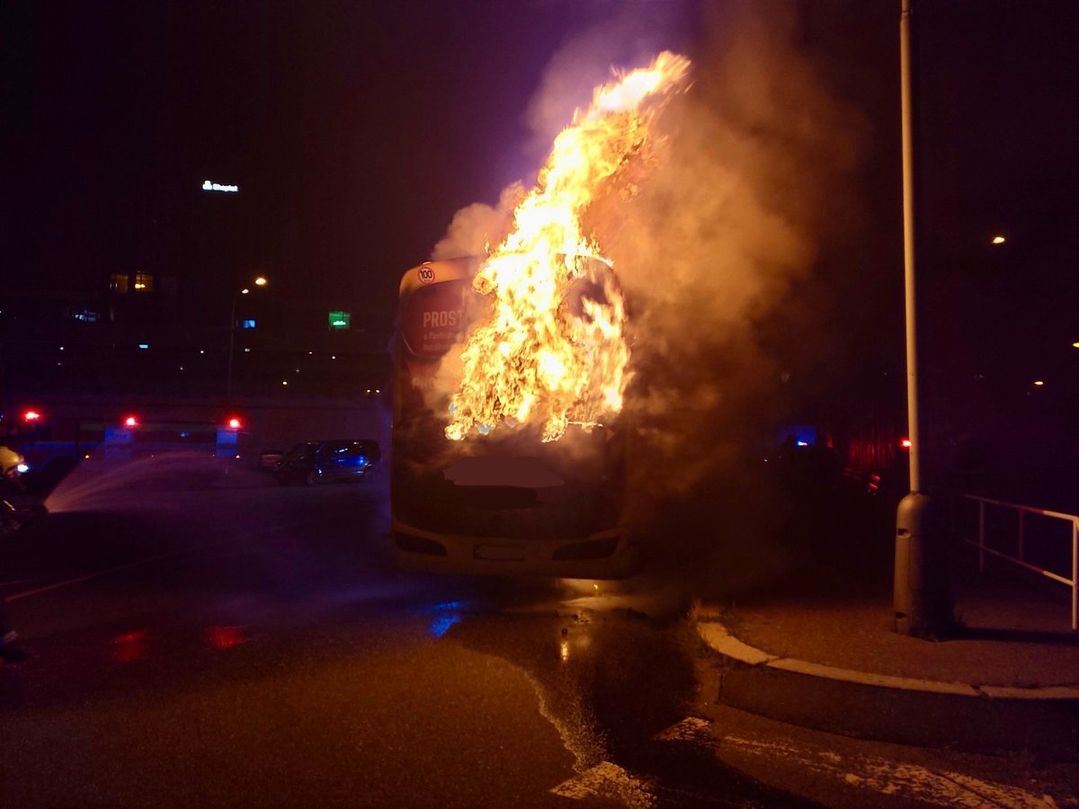HasiciPraha's tweet image. U požáru autobusu v ulici Vebenského právě zasahují hasiči z Holešovic. Došlo zde k požáru v motorové části, byl nasazen 1C proud. Uvnitř autobusu se nikdo nenacházel. Zajišťujeme únik provozních kapalin