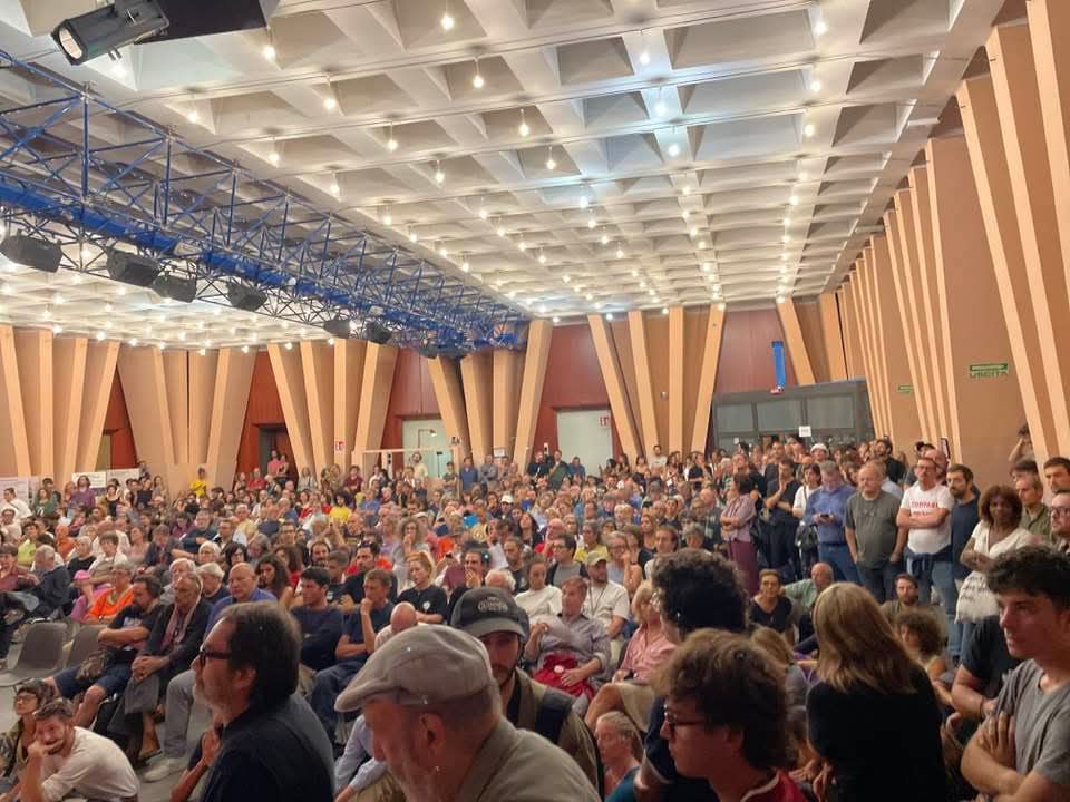 CORTEO LEONCAVALLO: ASSEMBLEA CITTADINA STRAPIENA

L’assemblea cittadina per il corteo del 6 settembre ha riempito all’inverosimile la sala Di Vittorio della Camera del Lavoro di Milano. Un ottimo segnale! Ci vediamo sabato in piazza  

#DifendoilLeoncavallo