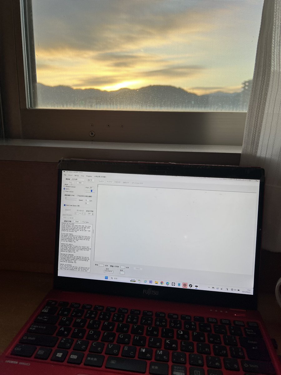 術後18日目。まだ首が痛く，歩行器で歩いている。歩行器に手をそえて顎を持つことで首の痛みを和らげられてラク。右手はリハビリのおかげでオセロゲームで裏返せるようになったけど、指先の感覚が以前より悪くなったような。朝の検診では，左手も動きが悪いとか。えー〜リハビリでどこまで改善できるか