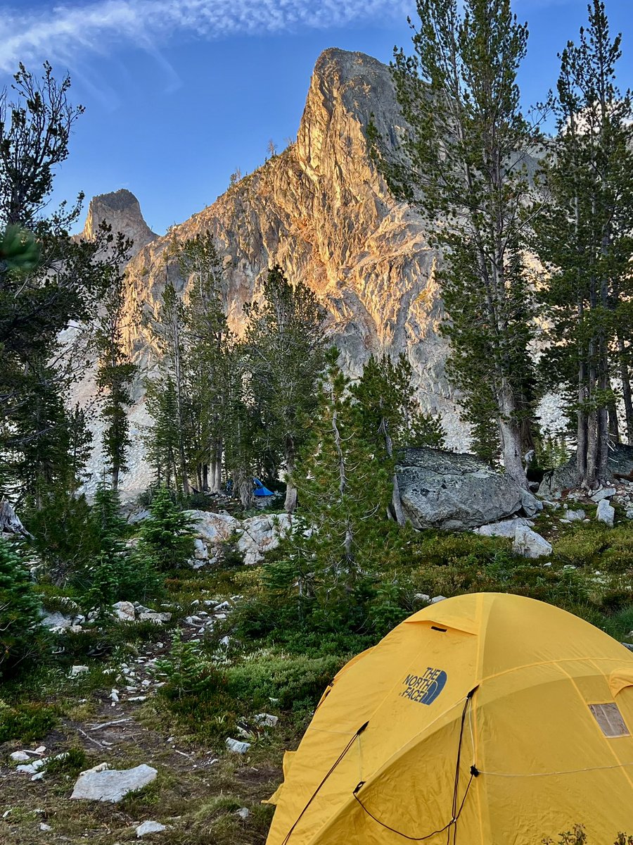 V_irvin_V's tweet image. This vast and vivid landscape, cut by glaciers and rivers, is populated by creatures and elements far more interesting and colorful than anything the heavens have yet to reveal to us.