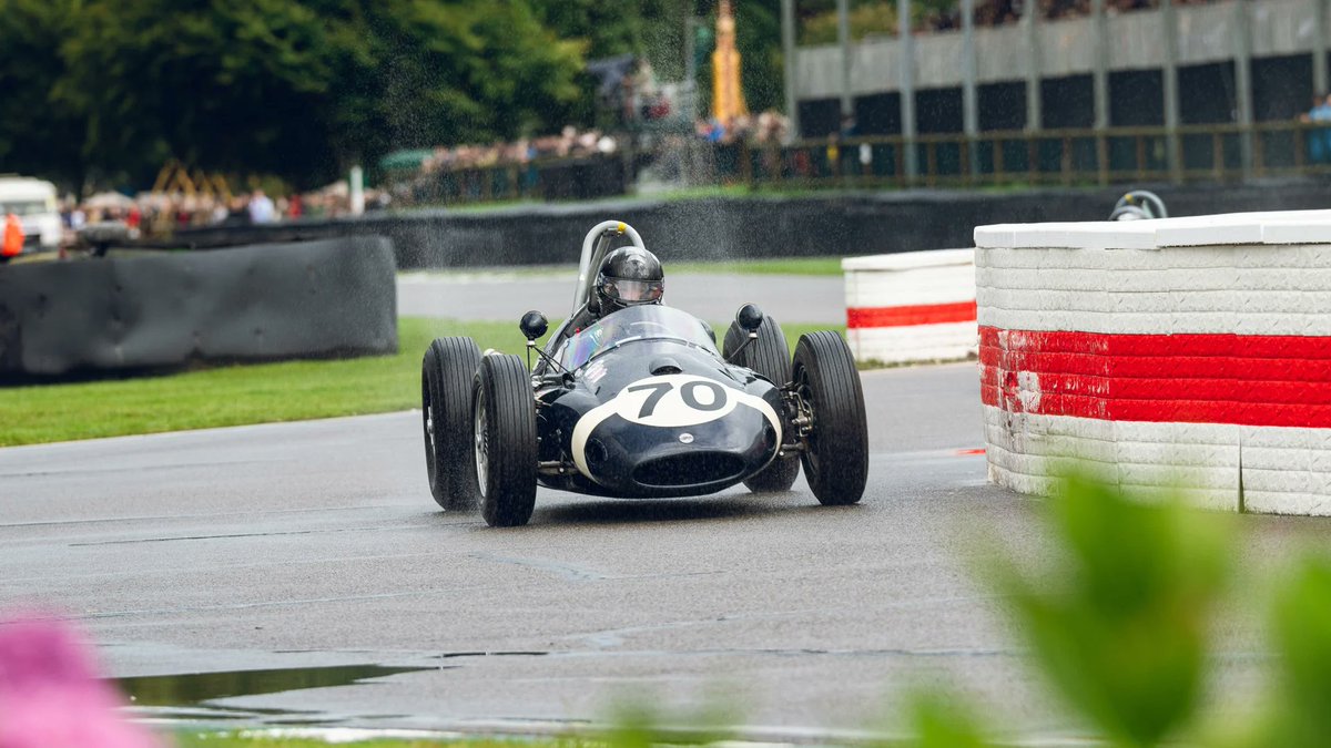 GoodwoodRRC's tweet image. This #Cooper T51, the car that Sir Stirling Moss drove to victory in the Glover Trophy in 1959 came back to the #GoodwoodRevival to race again! 
goodwood.com/grr/event-cove…