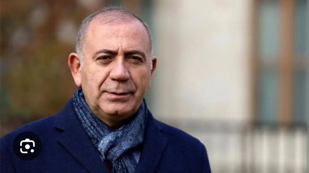 CHP'liler..
İstanbul il başkanlığına 
Gürsel Tekin'i sokmayacakmış..

Ulan geri zekalılar..
Gürsel Tekin..
Bu saatten sonra..
Partili değil..
Mahkeme kararı ile belirlenmiş..
Bir kamu görevlisidir..

Düğmesine dokunursanız
Ebenizin damına 
mart karı yağdırırlar
Sakın denemeyin.